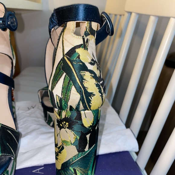 Stuart Weitzman
Women's green Botanic Jacquard block heel sandals - Picture 9 of 14